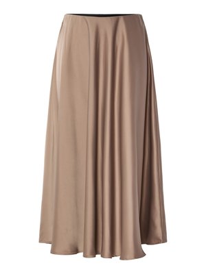 Długa spódnica w kształcie litery A, wykonana z gładkiego, błyszczącego materiału w jasnym beżowym kolorze. Posiada elastyczny pas i zwiewny, drapowany krój.
