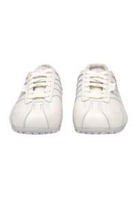 Weiße Lederturnschuhe mit grauen Akzenten, runde Zehe, flache Schnürsenkel und strukturiertes Gummisohle. Verfügt über gestickte Details und Belüftungsöffnungen.