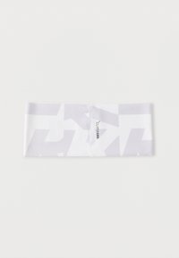 Vitt sportpannband med ett geometriskt mönster i ljusgrått, tillverkat av elastiskt material med en logotyp tryckt på sidan.