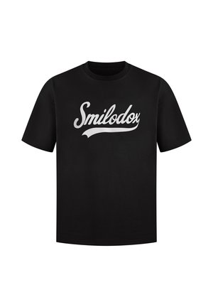 Schwarzes Baumwoll-T-Shirt mit dem Wort "Smilodox" in großen weißen geschwungenen Buchstaben auf der Vorderseite. Kurze Ärmel und klassischer Rundhalsausschnitt.