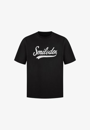 Zwarte katoenen t-shirt met het woord "Smilodox" in grote witte cursieve letters over de voorkant. Korte mouwen en een klassieke ronde hals.