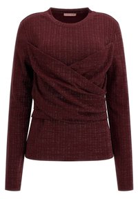 Burgunderfarbendes Langarmoberteil aus strukturierter Stoffqualität, mit einem drapierten Design an der Vorderseite und einem runden Halsausschnitt. Feine Schimmerdetails sind vorhanden.