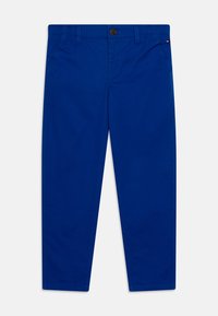 Chino in cotone blu con un design classico, caratterizzati da chiusura con bottone, tasche frontali e gamba dritta. Il tessuto ha una trama liscia.