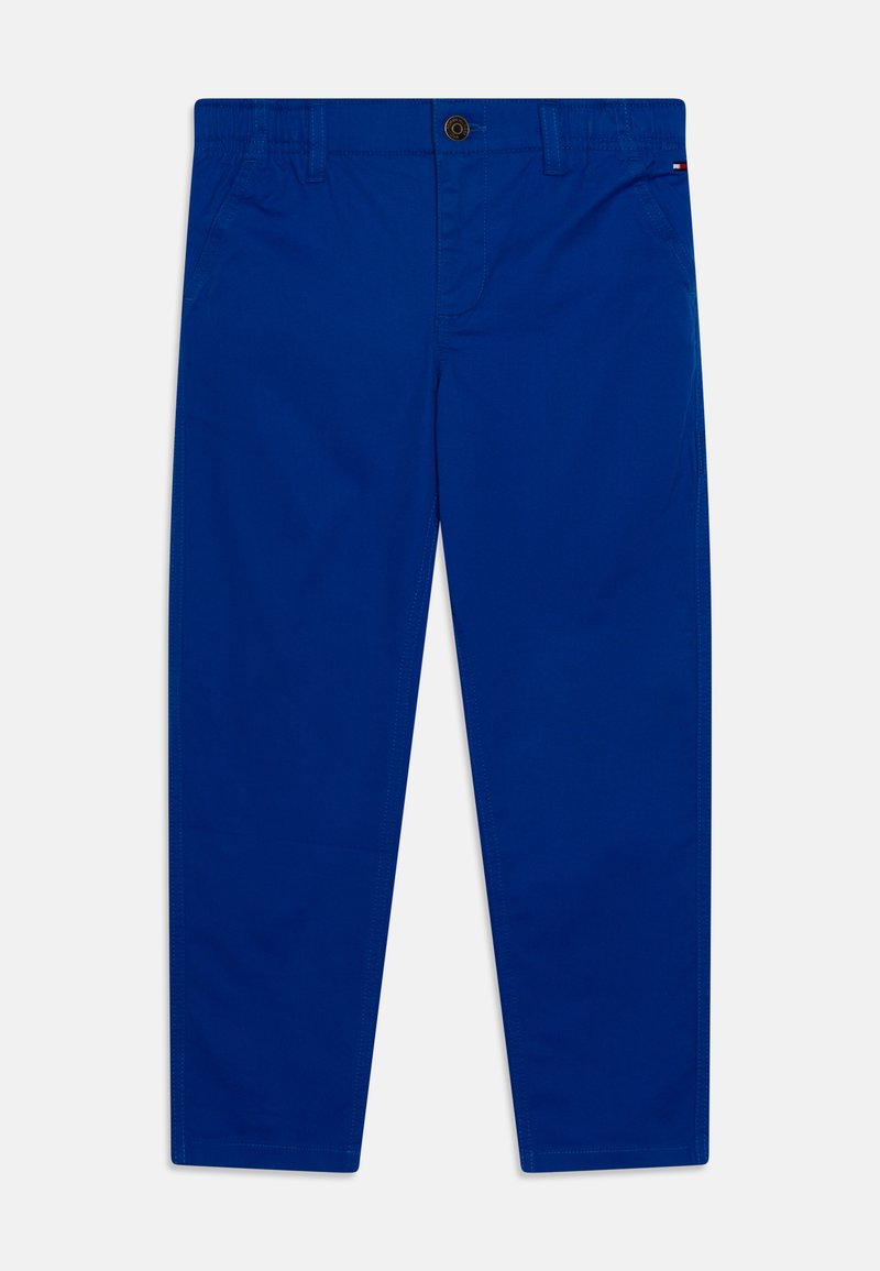 Chino in cotone blu con un design classico, caratterizzati da chiusura con bottone, tasche frontali e gamba dritta. Il tessuto ha una trama liscia.