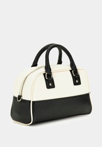 Schwarz-weiße Tote-Tasche mit strukturiertem Design, glatter Textur, doppelten Henkeln, silberner Hardware und einem Reißverschlussverschluss am oberen Rand.