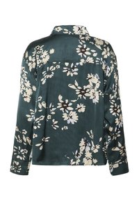 Dunkelgrünes Langarmhemd mit floralem Druck, das weiße und marineblaue Blumen zeigt, aus weichem Satin mit Kragen und geknöpften Ärmelbündchen.