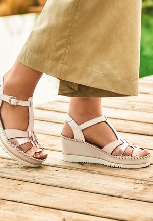Pikolinos AGUADULCE - Wedge sandals - white