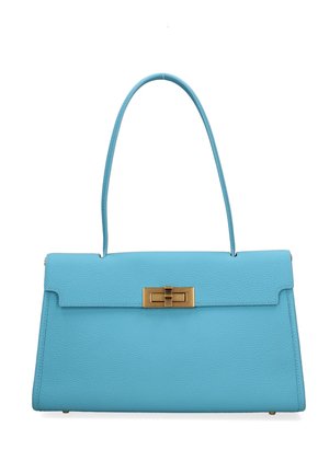 Lichtblauwe leren handtas met een lange hengsel en een rechthoekige gouden gesp op de voorklep, afgebeeld tegen een witte achtergrond.