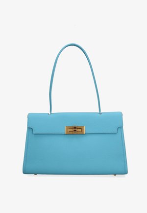 Lichtblauwe leren handtas met een lange hengsel en een rechthoekige gouden gesp op de voorklep, afgebeeld tegen een witte achtergrond.