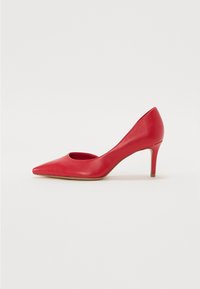 Chaussure à talon haut en cuir rouge, avec un bout pointu et des côtés ouverts. Présente un talon fin et une texture lisse. Design simple sans embellissements.
