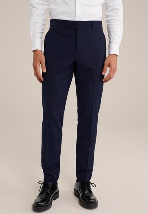 Marina dressbyxor gjorda av slät tyg, med smal passform, platt front, bältesöglor och en enkel knappstängning. Matchas med svarta skor.