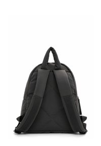 Mochila negra acolchada con correas acolchadas y un asa en la parte superior, con un diseño elegante y un bolsillo con cremallera para almacenamiento.