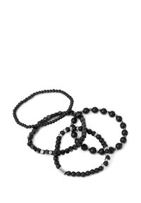 Set von vier schwarzen Armbändern mit unterschiedlichen Designs: runde und sechseckige Perlen, einige mit metallischen Akzenten, alle mit glatter Textur.