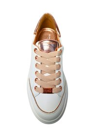 Sneaker bianco in pelle con punta rotonda, lacci rosa chiaro e dettagli in oro rosa sulla linguetta e sulla striscia laterale. Texture liscia.