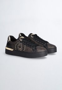 Sneaker neri con materiale a motif, dettagli con borchie, finiture metalliche e suola spessa. Presenti lacci e logo.