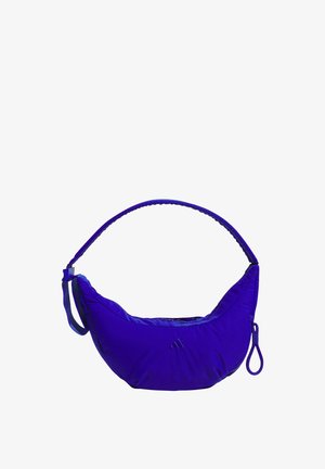 Lila nylonaxelväska med en böjd design, justerbar rem och dragkedjestängning; har en liten märkeslogotyp på framsidan.