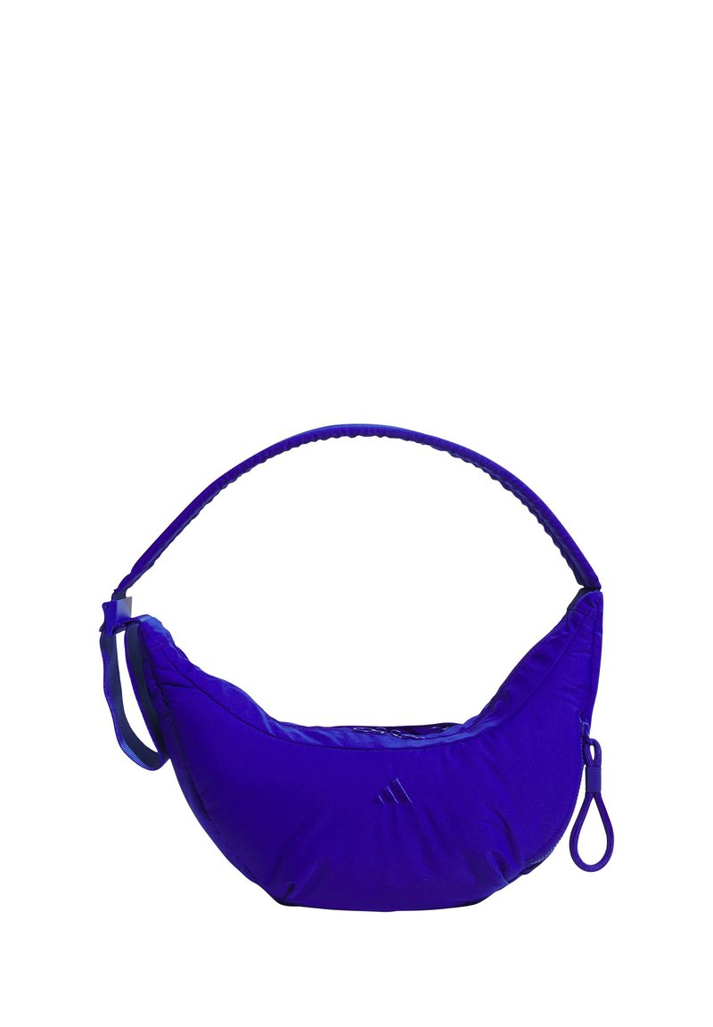 Lila Nylon-Schultertasche mit geschwungenem Design, verstellbarem Schulterriemen und Reißverschluss; verfügt über ein kleines Markenlogo auf der Vorderseite.
