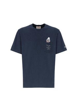 T-shirt blu navy con una piccola tasca sul petto sinistro che presenta un orologio da polso stampato e il testo "Vuoi una cola?"