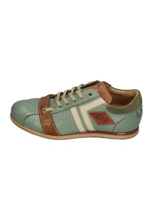 Grüner und brauner lässiger Herrensneaker mit beigen Schnürsenkeln, gewebter Textur und einem "1929" Emblem an der Seite, im Profil gezeigt.