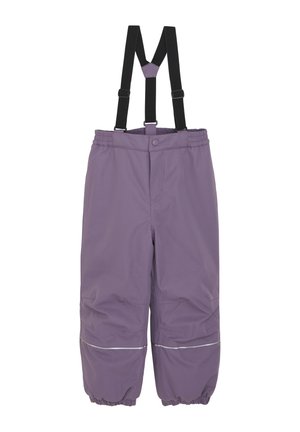 Pantaloni impermeabili viola con bretelle nere regolabili, vita elastica e polsini arricciati. Presentano strisce riflettenti vicino all'orlo.