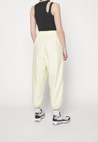 Nike Sportswear Träningsbyxor - light yellow