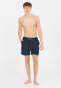 Shorts de bain bleu marine avec des rayures horizontales bleu foncé, taille élastique, cordon de serrage et poches latérales, fabriqués en tissu léger.