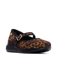 Zapatos planos con estampado de leopardo, con una tira elástica negra, cuello acolchado y suela con amortiguación. Presentan un acento de hardware dorado.