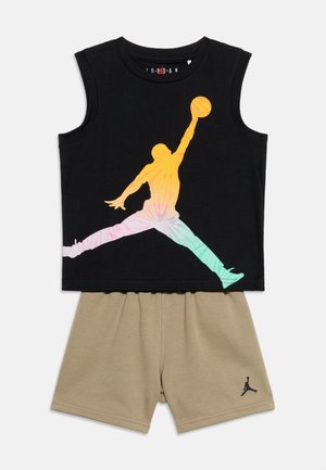 Μαύρο αμάνικο επάνω μέρος με πολύχρωμο γραφικό παίκτη μπάσκετ και μπεζ σορτς με μικρό μαύρο λογότυπο παίκτη στο αριστερό πόδι.