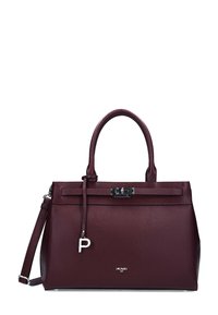 Sac à main en cuir bordeaux foncé avec doubles poignées, fermoir argenté, bandoulière amovible et un pendentif métallique en forme de "P" sur le devant.