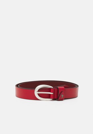 Cinturón de cuero rojo con una hebilla plateada redondeada y un pequeño logo en relieve cerca de la hebilla, colocado plano sobre un fondo blanco.