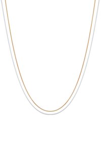 To kæder: en sølv og en guld. Begge har en glat, fletningsstruktur med et fint design, hængende i et lagdelt arrangement.
