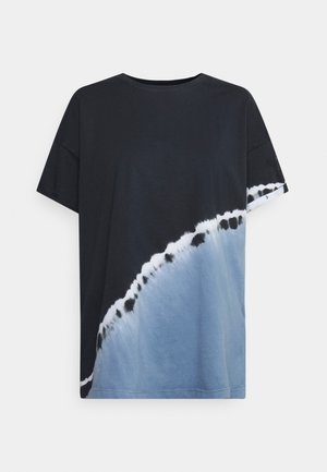 Czarny T-shirt z krótkim rękawem z niebiesko-białym skośnym wzorem tie-dye na przodzie i rękawach.
