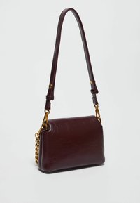 Borsa in pelle bordeaux di forma rettangolare, con catena dorata e tracolla in pelle, texture liscia e design minimalista.