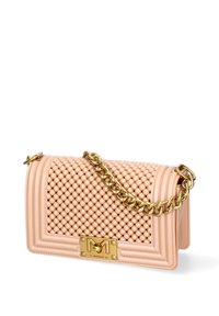 Sac à main en simili cuir rose texturé avec un motif matelassé, anse en chaîne dorée et détail de logo sur la fermeture avant. Forme rectangulaire.