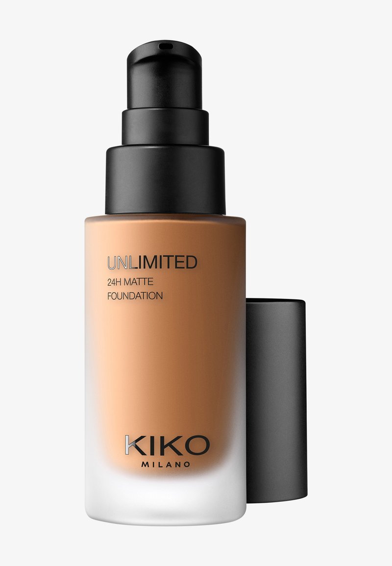 Fond de teint mat Kiko Milano Unlimited 24H en teinte beige moyen avec un distributeur à pompe noir et un capuchon sur fond blanc.