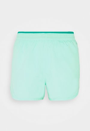 Licht turquoise sportshorts met een elastische tailleband en een donkerdere turquoise voering, van voren getoond op een witte achtergrond.