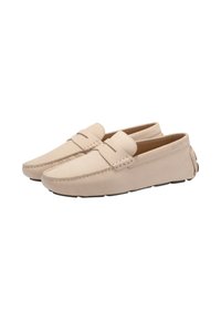 Mocassini beige in morbida pelle scamosciata con dettagli cuciti, una cucitura frontale leggermente rialzata e suole in gomma per aderenza e flessibilità.