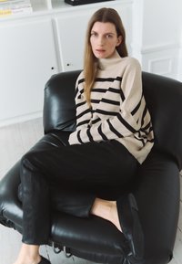 InWear TENLEY TURTLENECK   - Jumper - sandstone   black