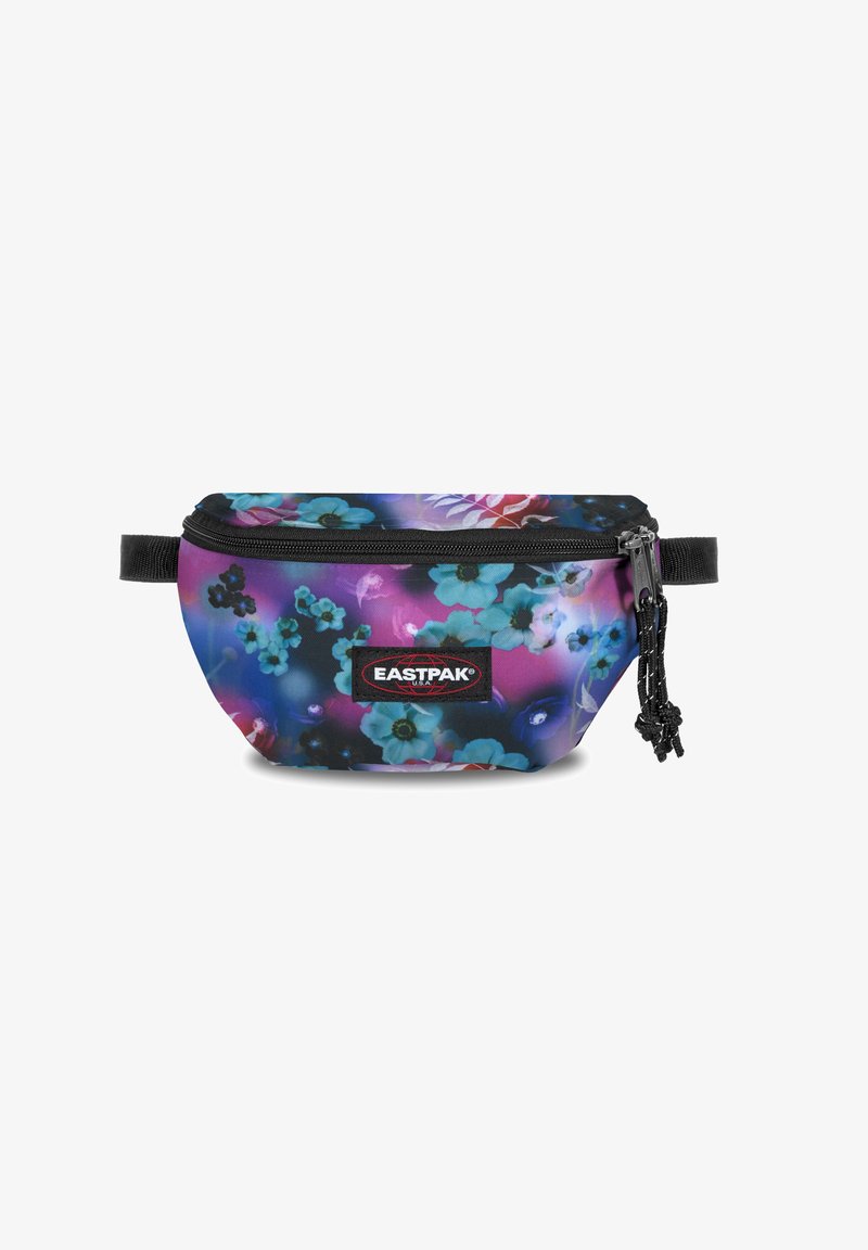 Kukkakirjailtu vyölaukku, joka on valmistettu kestävästä kankaasta. Laukussa on värikäs muotoilu sinisistä ja purppuran värisistä kukista, musta vetoketju ja säädettävä hihna.