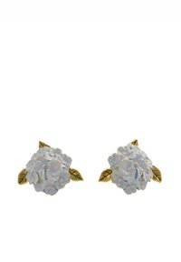 Pendientes florales azules de cerámica con acentos en metal dorado y hojas verdes, que presentan intrincados detalles de pétalos y una forma redonda.