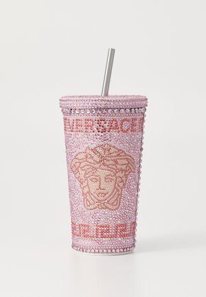 Poolik läbipaistev roosa tass, millel on roosa ja selged sädelemised, meduza logo ja "Versace" tekst, koos metallist joogit läbi.