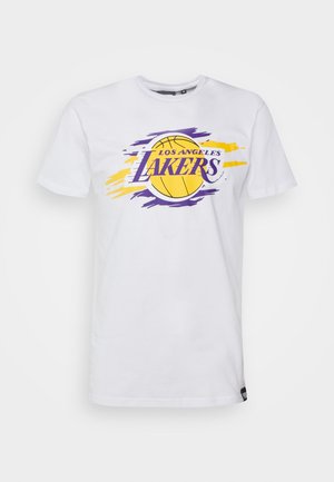 T-shirt blanc à manches courtes avec un logo central sur le devant représentant un ballon de basket jaune et le texte violet "Los Angeles Lakers".