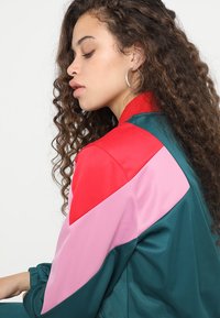 Urban Classics LADIES 3 TONE TRACK JACKET - Bombejakke - jasper/firered/coolpink