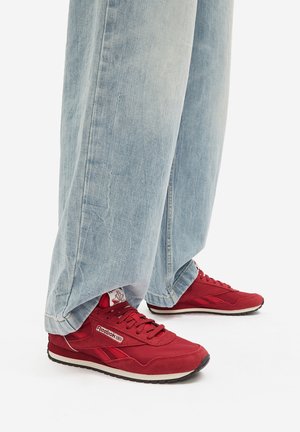 AZ 100230347 - Scarpe da allenamento - red