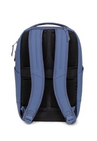Sac à dos en cuir bleu et tissu noir avec des bretelles rembourrées, une poignée supérieure et des poches zippées pour le rangement. Texture lisse, forme ronde.