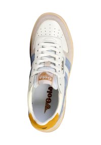 Sneaker bianco con accenti blu e gialli, punta perforata, lacci sul davanti e tessuto testurizzato. Logo visibile sul lato e sulla linguetta.