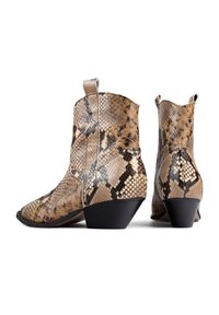 Botas de tobillo con patrón de serpiente marrón, con punta afilada y tacón bajo. Disponen de lengüetas laterales para facilitar su calzado. Textura suave.