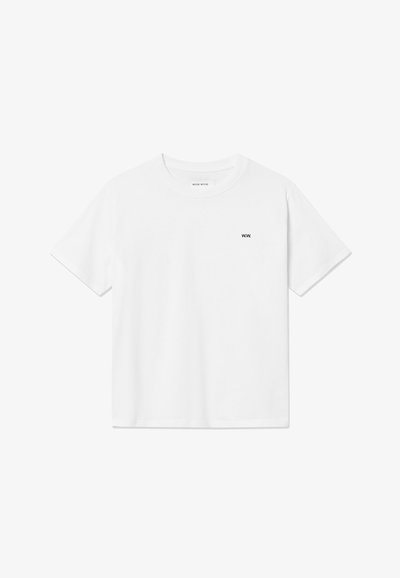 Λευκό βαμβακερό μπλουζάκι με κοντά μανίκια και στρογγυλή λαιμόκοψη. Διαθέτει μικρό μαύρο λογότυπο "W.W." στην αριστερή πλευρά του στήθους. Απλός σχεδιασμός.