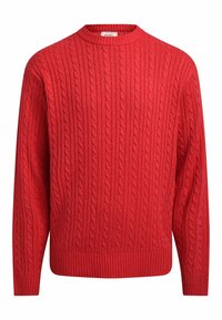 Pull rouge en maille avec motif torsadé, col rond, manches longues, poignets et ourlet côtelés. La texture semble épaisse et confortable.