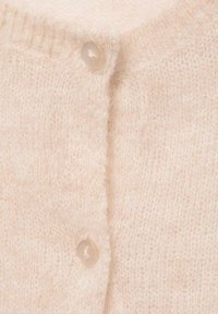 Beige cardigan med en mjuk, texturerad stickning, med rund halsringning och en enda genomskinlig knappknäppning.